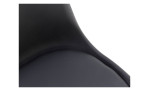 Nahaufnahme des „Stuhl Joey“, eines modernen schwarzen Stuhls mit abgerundeten Kanten und einem glatten, matten Bezug aus Polyurethan.