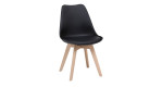 Stuhl Joey: Moderner schwarzer Stuhl mit Beinen aus Buchenholz, rechtwinklig, elegantes skandinavisches Design auf weißem Hintergrund.