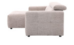 Seitenansicht der Wohnlandschaft „Kelly“, eines modernen Chaiselongue-Sofas aus hellgrauem Stoff, vor weißem Hintergrund.
