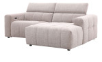 Wohnlandschaft Kelly: Moderner, hellbeiger Zweisitzer mit breiten Armlehnen, Ottomane und einer Chaiselongue auf der rechten Seite für zusätzlichen Komfort.