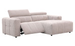 Wohnlandschaft „Kelly“ in Hellgrau mit verlängerter Fußstütze, verstellbarer Rückenlehne und Chaiselongue auf der rechten Seite, perspektivische Ansicht.