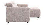 Seitenansicht der Wohnlandschaft „Kelly“ mit Chaiselongue auf der rechten Seite, aus strukturiertem beigem Stoff, vor weißem Hintergrund.