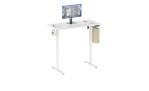 Weißer Schreibtisch Hayley – elektrisch höhenverstellbarer Schreibtisch mit Monitor, Tastatur, Kopfhörern und einer Einkaufstasche.