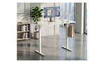 Ein weißer, elektrisch höhenverstellbarer Schreibtisch Hayley, auf dem ein Computermonitor, eine Tastatur und eine Kaffeetasse stehen.