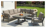 Terrasse mit LC Garden Gartentisch „Avena“, ausziehbar, in Anthrazit, Weingläser, Obstteller, Sonnenhut.