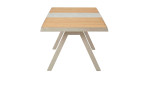LC Garden Ausziehbarer Gartentisch „Kumivia“, helle Holzlatten, weißer Streifen, schräge beige Beine, Aluminiumgestell.