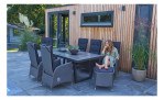 LC Garden Gartenhocker Barcelona Komfort: Polyrattan-Geflecht, 6 Stühle mit Sitzpolster, 1 Hocker, mit Model das die Beine auf den Hocker legt.