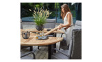 Gartentisch Odan mit Tischplatte aus recyceltem Teakholz und schwarzem Aluminium-Gestell, Milieu Funktion