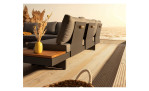 Lounge-Set Accra mit Tischplatten aus Akazienholz, Gestell in Anthrazit aus Aluminium und dunkelgrauen Polsterauflagen, Milieu Detail