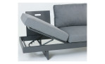 Lounge-Set Accra mit Tischplatten aus Akazienholz, Gestell in Anthrazit aus Aluminium und dunkelgrauen Polsterauflagen, Liegefunktion