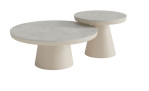 Das Outdoor-Gartenlounge-Set „Life“ umfasst elegante Säulentische mit Tischplatten aus Sinterstein und Aluminiumgestellen.