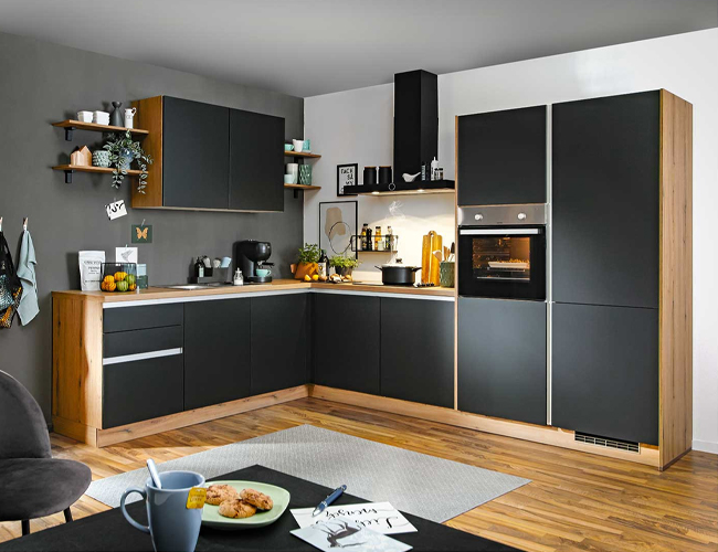 L-Küche in Schwarz und Holzoptik